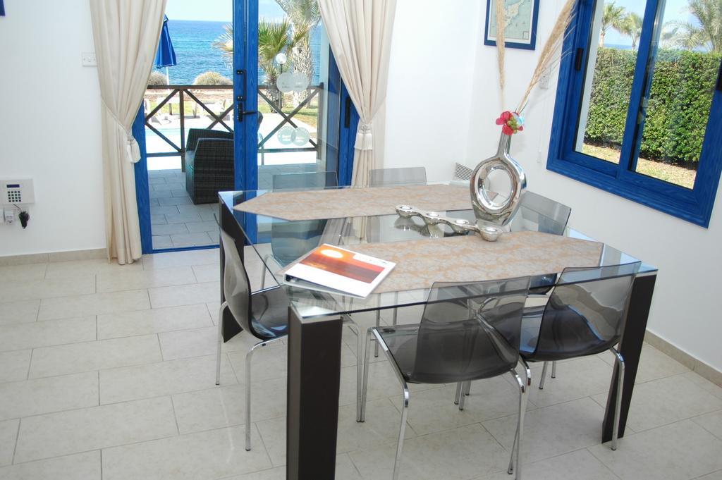 Kymmates Beach Front Villas Paphos Bilik gambar